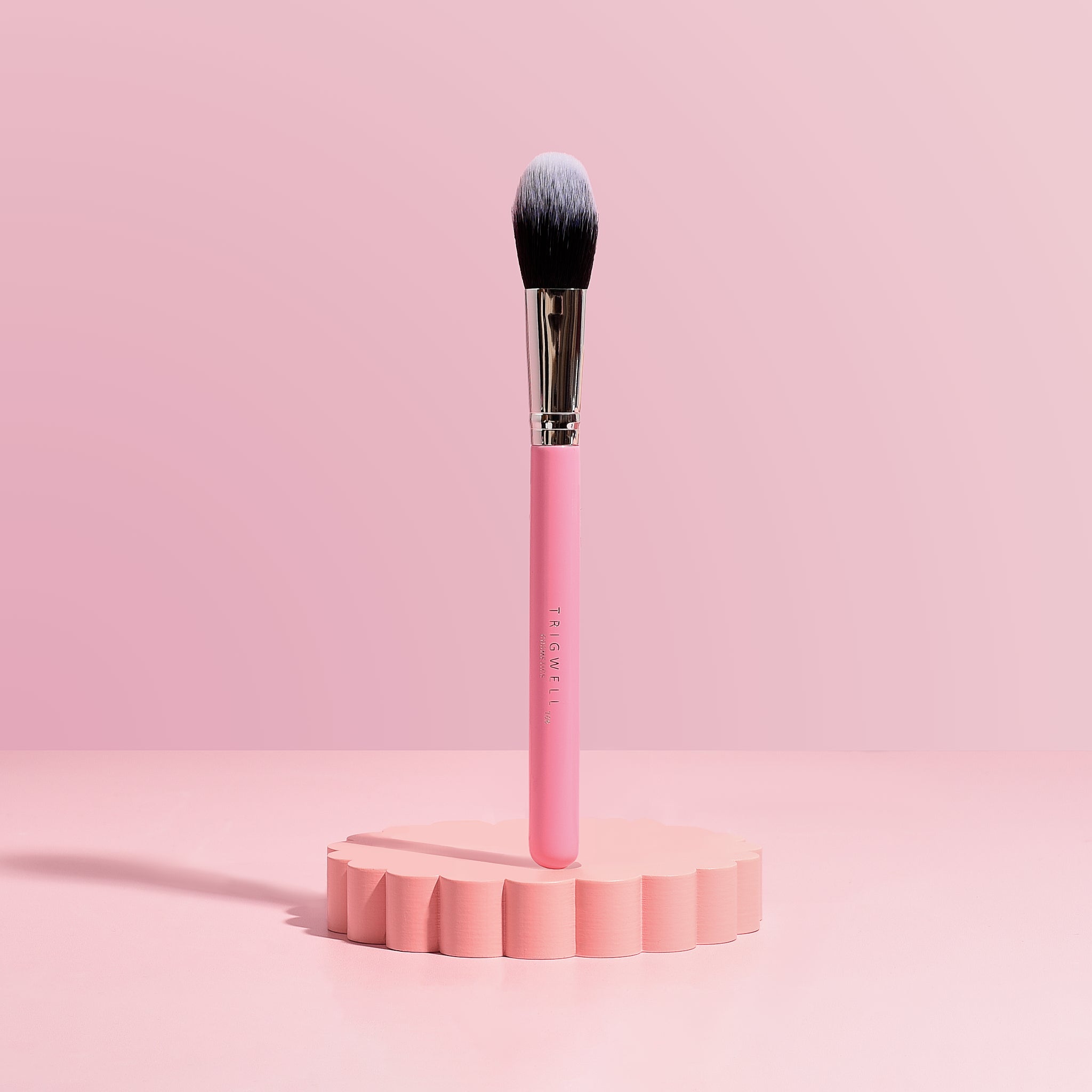 Image of T06 brush - a medium fluffy brush which works well with both powder and cream application