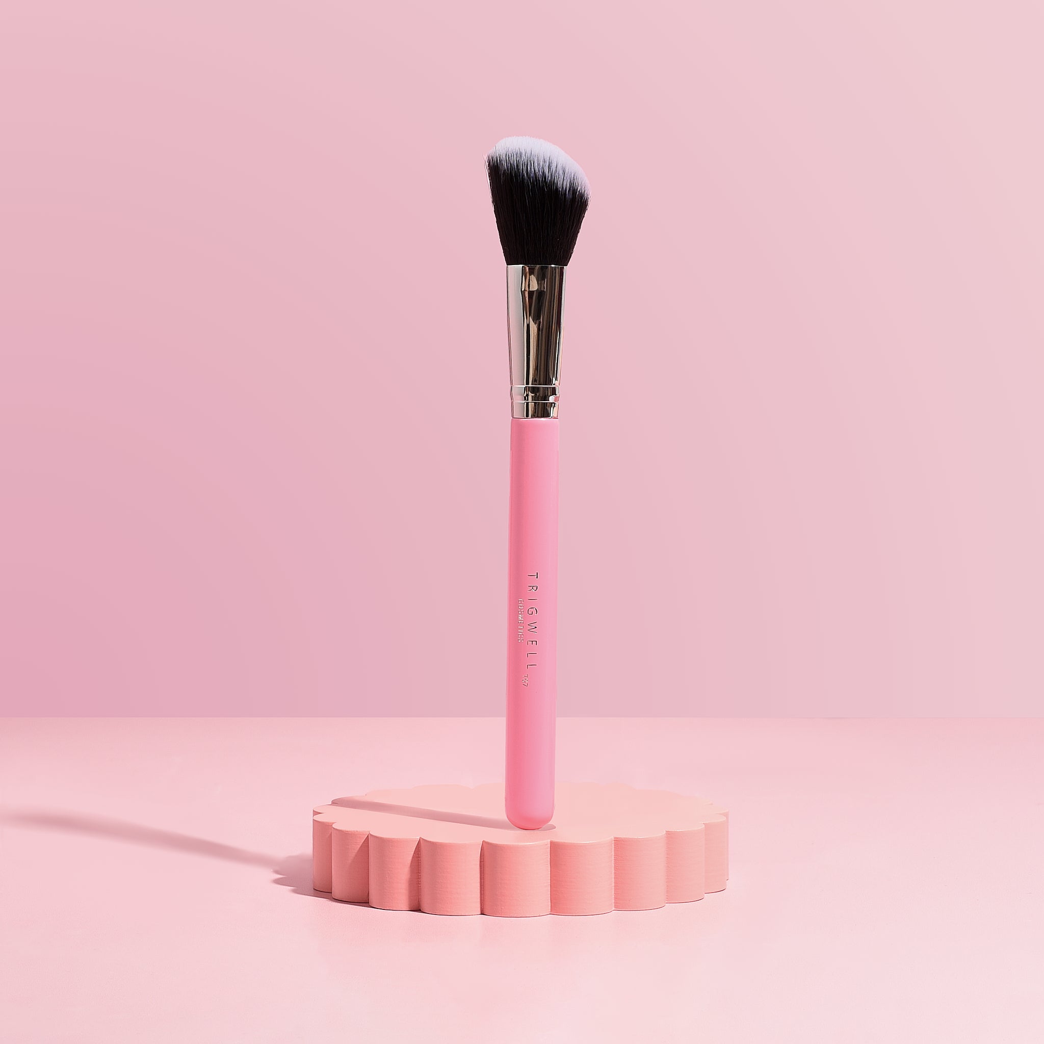Image of T07 brush - bristles are angled to achieve precision when applying contour and bronzer